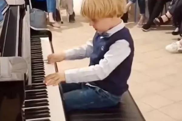 Le prodigieux pianiste de 5 ans qui laisse tout le monde bouche bée