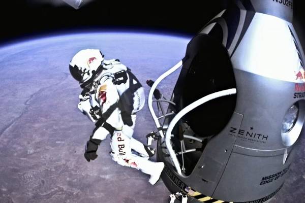 Le record du monde de saut en parachute depuis la stratosphère
